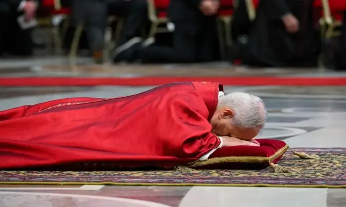 FOTOGRAFÍA. CIUDAD DEL VATICANO (EL VATICANO), 03 DE ABRIL DE 2026. El papa León XIV (Robert Francis Prevost) preside la homilía de la Pasión del Cristo en la basílica de San Pedro de El Vaticano, en el primer Viernes Santo de su pontificado. Lasvocesdelpueblo (Ñ Pueblo)