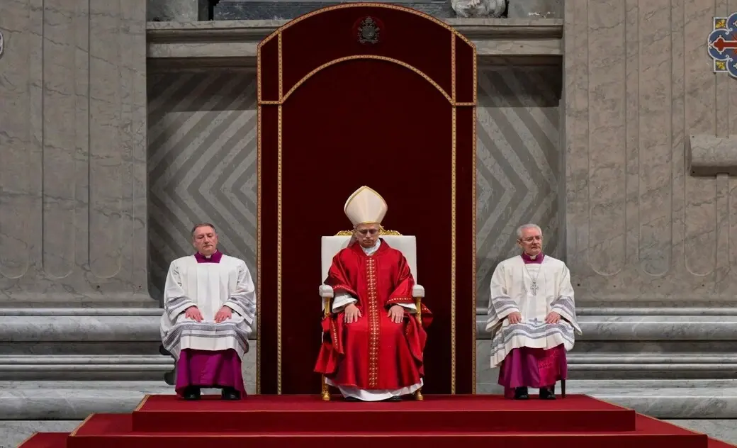 FOTOGRAFÍA. CIUDAD DEL VATICANO (EL VATICANO), 03 DE ABRIL DE 2026. El papa León XIV (Robert Francis Prevost) preside la homilía de la Pasión del Cristo en la basílica de San Pedro de El Vaticano, en el primer Viernes Santo de su pontificado. Lasvocesdelpueblo (Ñ Pueblo)