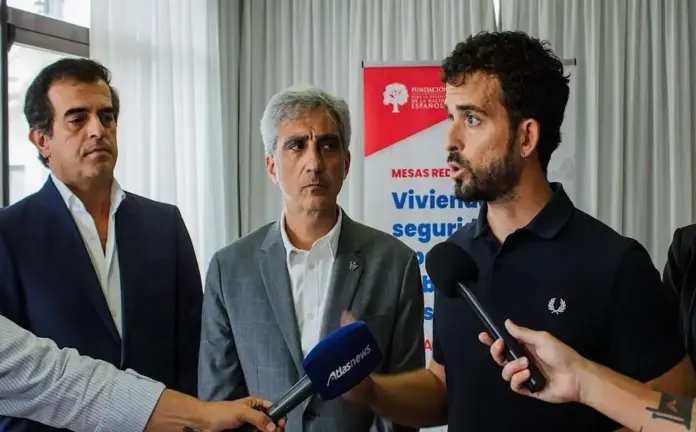 FOTOGRAFÍA. MIJAS (MÁLAGA) ESPAÑA, 24 DE ABRIL DE 2026. Quero reclama prioridad nacional ante drama de vivienda en Málaga. El portavoz nacional de Vivienda de VOX, Carlos Hernández Quero, y el candidato de VOX por Málaga a las elecciones andaluzas del 17 de mayo y presidente de VOX en Málaga, Antonio Sevilla Rodríguez (i); ha defendido este viernes en Mijas, la necesidad de aplicar la prioridad nacional también en materia de vivienda, en un contexto marcado por la grave crisis habitacional que sufre la provincia de Málaga; durante antes un acto organizado por la Fundación DENAES, que dirige el escritor español Iván Vélez Cipriano (c). Lasvocesdelpueblo (Ñ Pueblo)