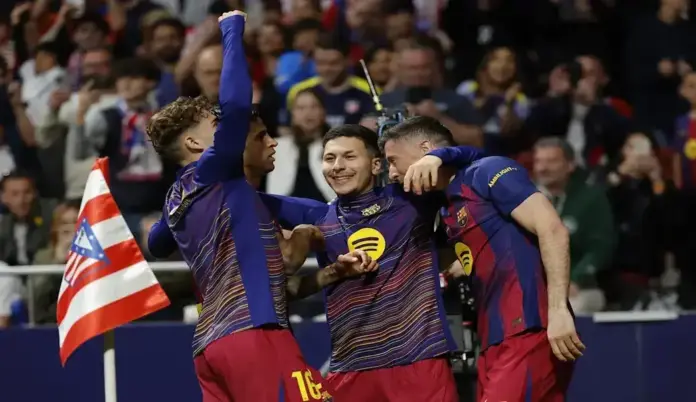 FOTOGRAFÍA. MADRID (ESPAÑA), 04 DE ABRIL DE 2026. Rebote en hombro de Lewandowski da la victoria al Barça ante Atlético. El delantero polaco del FC Barcelona Robert Lewandowski (d) celebra tras anotar el segundo gol del equipo durante el partido de la jornada 30 de LaLiga EA Sports que Atlético de Madrid y FC Barcelona disputaron en el Estadio Riyadh Air Metropolitano de la capital española. Efe