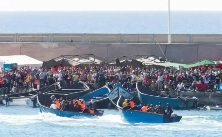 FOTOGRAFÍA. ARGUINEGUÍN (MOGÁN) ESPAÑA, NOVIEMBRE 2020. Regularización masiva y colapso sanitario: 800.000 personas en lista de espera. Vista de varios inmigrantes ilegales en el muelle de Arguineguín (Mogán) España, este mes de noviembre de 2020. Efe