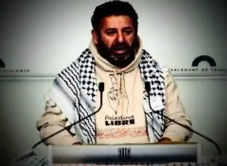 FOTOGRAFÍA. PARLAMENTO DE CATALUÑA (BARCELONA) CATALUÑA (ESPAÑA), FECHA CONFIRMADA (FECHA RELACIONADA, 11 DE ABRIL DE 2026). Nueva flotilla de Hamás en España contra judíos e Israel con participación de Greenpeace y Open Arms. Una de las figuras clave del GSF es Saif Abu Keshk, un gazatí residente en Barcelona y miembro del Comité Directivo de la flotilla antisemita. En junio de 2025, las autoridades egipcias arrestaron a Abu Keshk, quien lideraba la campaña "Marcha a Gaza" en colaboración con Yahia Sarri, un destacado clérigo de la Hermandad Musulmana ISIS en Argelia con vínculos directos con Hamás ISIS. Ministerio de Asuntos de la Diáspora del Gobierno de Israel/Lasvocesdelpueblo (Ñ Pueblo)