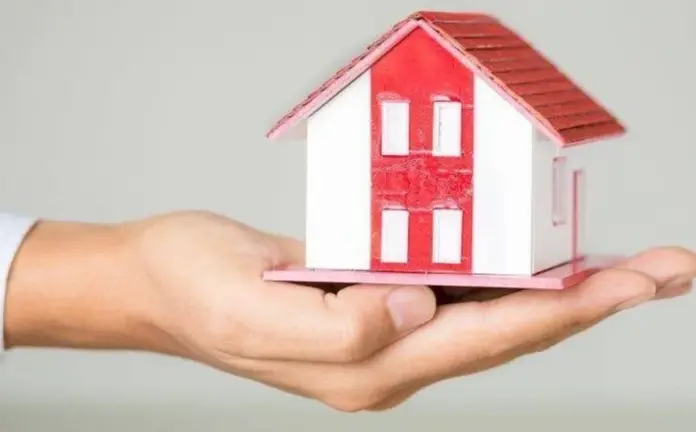 FOTOGRAFÍA. MUNDO, 14 DE ABRIL DE 2023. Salamanca y Sant Gervasi-Galvany lideran barrios con alquileres más caros de España. Detalle de una manos humana sosteniendo modelo de casa de ensueño. Alquiler, casa, casa de propiedad, piso. Imagen creada por Freepik/Lasvocesdelpueblo (Ñ Pueblo)