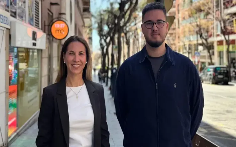 FOTOGRAFÍA. SALOU (TARRAGONA) ESPAÑA, 27 DE MARZO DE 2026. VOX actuará por la vía legal contra entorno de Granados en Salou. La portavoz del Grupo Municipal de VOX en el Ayuntamiento de Salou, Ana Belén Rodríguez Ros (Anabel Rodríguez) (i); junto al concejal Paul Daniel Axinte Axinte (d), registrados este viernes. Lasvocesdelpueblo (Ñ Pueblo)