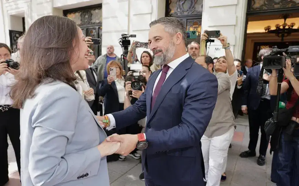 FOTOGRAFÍA. MADRID (ESPAÑA), 17 DE ABRIL DE 2026. El líder opositor español, presidente de patriots of Europe y de VOX, Santiago Abascal Conde (i); recibe a la líder opositora de venezolana y Premio Nobel de la Paz 2025, María Corina Machado Corina Parisca (d), en la sede nacional de Fundación Disenso en la capital de España, Madrid. Lasvocesdelpueblo (Ñ Pueblo)
