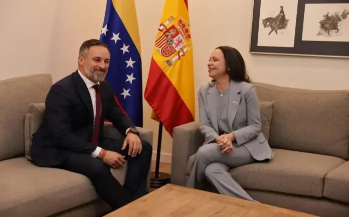 FOTOGRAFÍA. MADRID (ESPAÑA), 17 DE ABRIL DE 2026. El líder opositor español, presidente de patriots of Europe y de VOX, Santiago Abascal Conde (i); recibe a la líder opositora de venezolana y Premio Nobel de la Paz 2025, María Corina Machado Corina Parisca (d), en la sede nacional de Fundación Disenso en la capital de España, Madrid. Lasvocesdelpueblo (Ñ Pueblo)