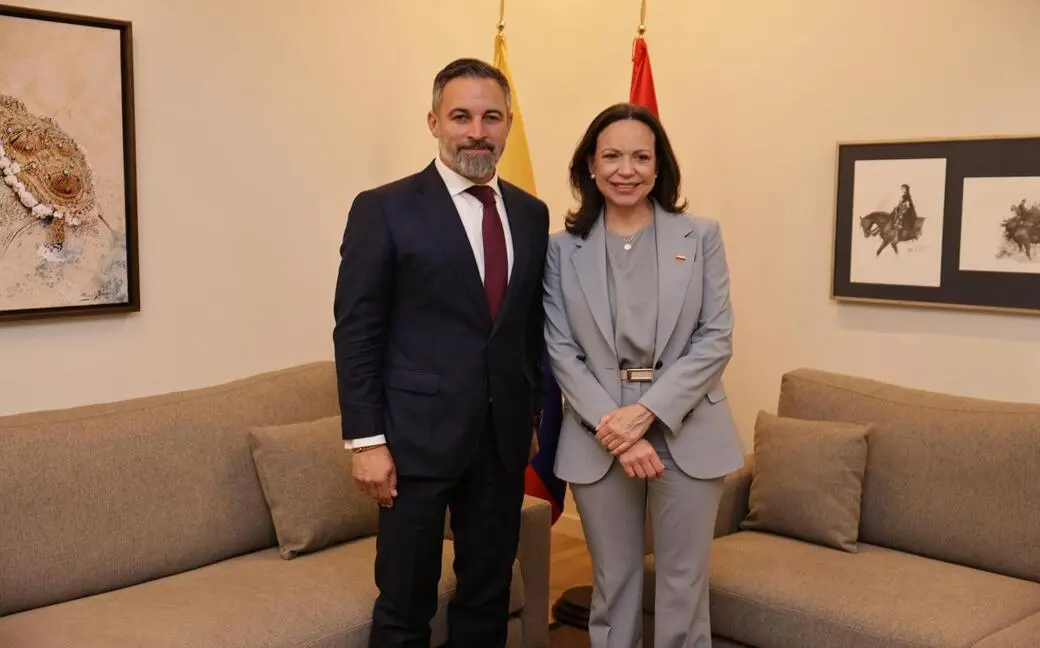 FOTOGRAFÍA. MADRID (ESPAÑA), 17 DE ABRIL DE 2026. El líder opositor español, presidente de patriots of Europe y de VOX, Santiago Abascal Conde (i); recibe a la líder opositora de venezolana y Premio Nobel de la Paz 2025, María Corina Machado Corina Parisca (d), en la sede nacional de Fundación Disenso en la capital de España, Madrid. Lasvocesdelpueblo (Ñ Pueblo)