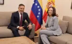 FOTOGRAFÍA. MADRID (ESPAÑA), 17 DE ABRIL DE 2026. El líder opositor español, presidente de patriots of Europe y de VOX, Santiago Abascal Conde, recibe a la líder opositora de venezolana y Premio Nobel de la Paz 2025, María Corina Machado Corina, en la sede nacional de Fundación Disenso en la capital de España, Madrid. Lasvocesdelpueblo (Ñ Pueblo)