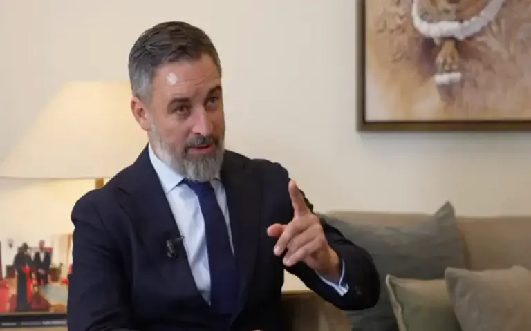 FOTOGRAFÍA. MADRID (ESPAÑA), 26 DE ABRIL DE 2026. Abascal: Prioridad nacional significa poner a los españoles en primer lugar en su país: acceso a ayudas sociales y vivienda de protección oficial. El presidente de VOX Santiago Abascal Conde, registrado durante una entrevista con el diario digital El Debate, realizada en la sede nacional de Fundación Disenso y difundido este domingo 26 de abril de 2026. Captura vídeo/Lasvocesdelpueblo (Ñ Pueblo)