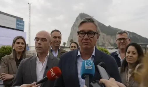 FOTOGRAFÍA. LA LÍNEA DE CONCEPCIÓN (CÁDIZ) ANDALUCÍA (ESPAÑA), 10 DE ABRIL DE 2026. Gavira: El PP y PSOE condenan al Campo de Gibraltar. El candidato de VOX a la presidencia de la Junta de Andalucía, Manuel Gavira Florentino (d), acompañado del jefe de la delegación de VOX en el Parlamento Europeo, Jorge Buxadé Villalba (i), ha denunciado durante su visita a La Línea de la Concepción, en Cádiz, "la estafa y el abandono de populares y socialistas en esta parte de Andalucía". Lasvocesdelpueblo (Ñ Pueblo)