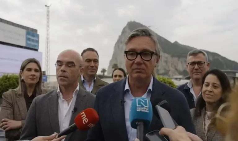 FOTOGRAFÍA. LA LÍNEA DE CONCEPCIÓN (CÁDIZ) ANDALUCÍA (ESPAÑA), 10 DE ABRIL DE 2026. Gavira: El PP y PSOE condenan al Campo de Gibraltar. El candidato de VOX a la presidencia de la Junta de Andalucía, Manuel Gavira Florentino (d), acompañado del jefe de la delegación de VOX en el Parlamento Europeo, Jorge Buxadé Villalba (i), ha denunciado durante su visita a La Línea de la Concepción, en Cádiz, "la estafa y el abandono de populares y socialistas en esta parte de Andalucía". Lasvocesdelpueblo (Ñ Pueblo)