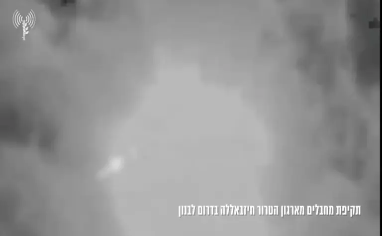 FOTOGRAFÍA. SUR DEL LÍBANO (LÍBANO), 26 DE ABRIL DE 2026. Imágenes del impacto de un misil israelí contra un objetivo terrorista del Hezbolá en el sur del Líbano este domingo.