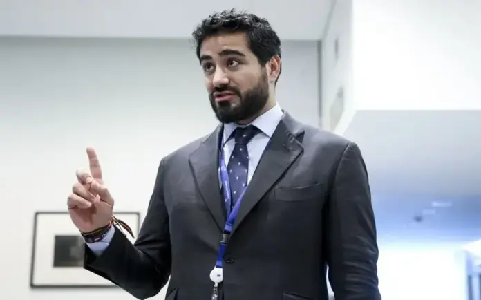 FOTOGRAFÍA. ESTRASBURGO (FRANCIA), 24 DE ABRIL DE 2026. Eurocámara levanta la inmunidad al presunto criminal Alvise Pérez. El eurodiputado español,  líder de Se Acabó la Fiesta (SALF), Alvise Pérez (Luis Pérez Fernández), atiende a los medios tras asistir a la comisión de Asuntos Jurídicos del Parlamento Europeo el 24 de marzo de 2026. Efe