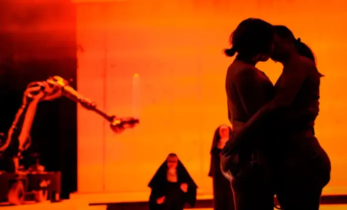 Socialistas se burlan del Cristo con la obra Monjas Lesbianas (Sancta), monjas falsas, Iglesias, anticristianismo (1) FOTOGRAFÍA. AMBERES (BÉLGICA), 03 DE ABRIL DE 2026. Socialistas se burlan del Cristo con la obra Monjas Lesbianas (Sancta). Actrices Wokes y socialistas durante la representación de "Sancta", una obra en la que salen caracterizadas como "monjas lesbianas" desnudas que hacen acrobacias sobre patines, en la Ópera Ballet Vlaanderen de Amberes (Bélgica). Efe