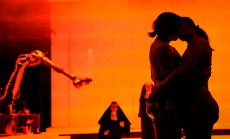 FOTOGRAFÍA. AMBERES (BÉLGICA), 03 DE ABRIL DE 2026. Socialistas se burlan del Cristo con la obra Monjas Lesbianas (Sancta). Actrices Wokes y socialistas durante la representación de "Sancta", una obra en la que salen caracterizadas como "monjas lesbianas" desnudas que hacen acrobacias sobre patines, en la Ópera Ballet Vlaanderen de Amberes (Bélgica). Efe