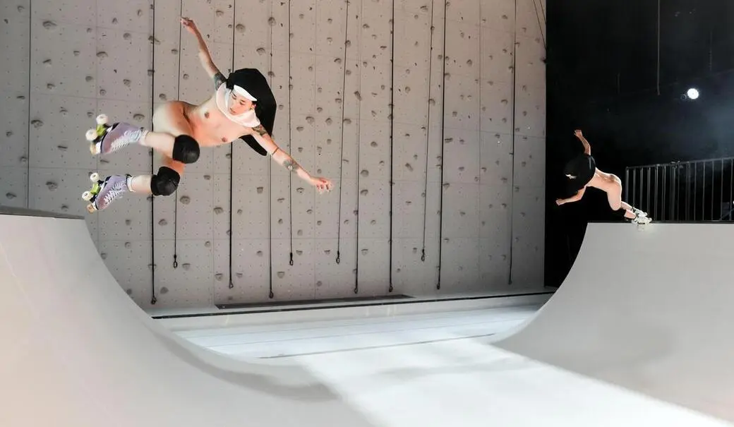 FOTOGRAFÍA. AMBERES (BÉLGICA), 03 DE ABRIL DE 2026. Socialistas se burlan del Cristo con la obra Monjas Lesbianas (Sancta). Actrices Wokes y socialistas durante la representación de "Sancta", una obra en la que salen caracterizadas como "monjas lesbianas" desnudas que hacen acrobacias sobre patines, en la Ópera Ballet Vlaanderen de Amberes (Bélgica). Efe