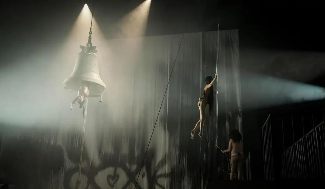 FOTOGRAFÍA. AMBERES (BÉLGICA), 03 DE ABRIL DE 2026. Socialistas se burlan del Cristo con la obra Monjas Lesbianas (Sancta). Actrices Wokes y socialistas durante la representación de "Sancta", una obra en la que salen caracterizadas como "monjas lesbianas" desnudas que hacen acrobacias sobre patines, en la Ópera Ballet Vlaanderen de Amberes (Bélgica). Efe