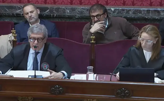 FOTOGRAFÍA. MADRID (ESPAÑA), 23 DE ABRIL DE 2026. Las chistorras PSOE (500 €) protagonizan la tercera semana del juicio a Ábalos. Tercera semana de Ábalos en el banquillo: de los pagos en Ferraz al rescate de Air Europa. El exministro de Transportes José Luis Ábalos Meco (i, atrás) y su exasesor Koldo García (d, atrás), durante su juicio en el Tribunal Supremo. Efe