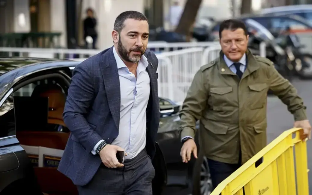 FOTOGRAFÍA. MADRID (ESPAÑA), 23 DE ABRIL DE 2026. Las chistorras PSOE (500 €) protagonizan la tercera semana del juicio a Ábalos. El comisionista de la red corrupta del Partido Socialista (PSOE), Víctor Gonzalo de Aldama Delgado (Víctor de Aldama), a su llegada el pasado miércoles al Tribunal Supremo. Efe