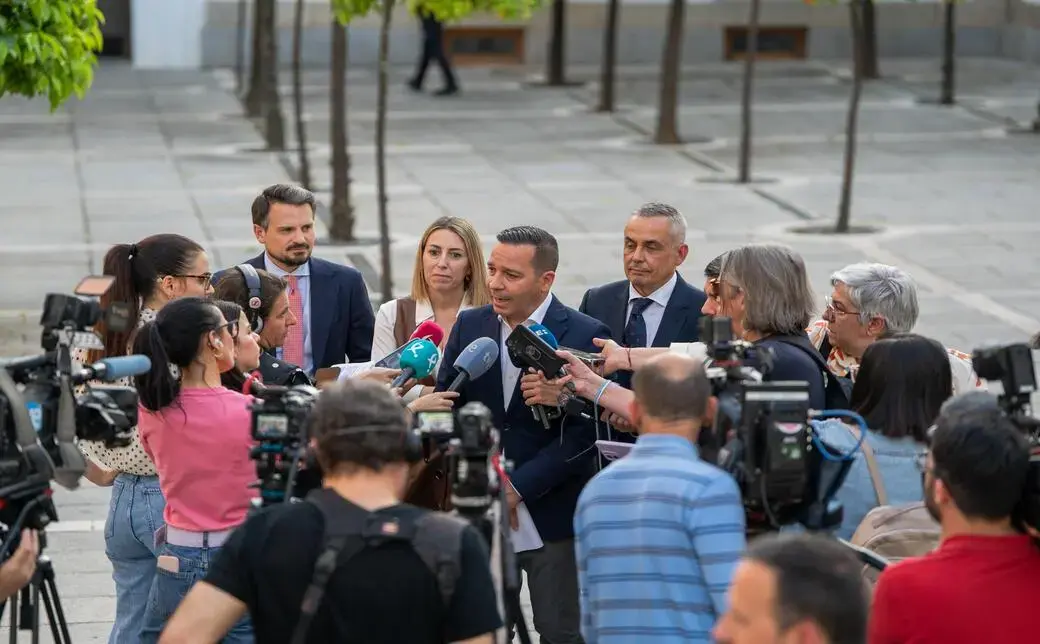 FOTOGRAFÍA. MÉRIDA (EXTREMADURA) ESPAÑA, 16 DE ABRIL DE 2026. El candidato electo de VOX, Oscar Fernández Calle (2 d); y la candidata del PP a la reelección y presidente del Gobierno de la Junta de Extremadura en funciones, María Guardiola Martín (2 i); junto al exsenador y diputado en Asamblea de Extremadura, Ángel Pelayo Gordillo (d); han celebrado hoy frente al Parlamento autonómico de Extremadura (Asamblea de Extremadura) para anunciar el Acuerdo de Gobierno de coalición VOX y PP para los próximos 4 años. Lasvocesdelpueblo (Ñ Pueblo)
