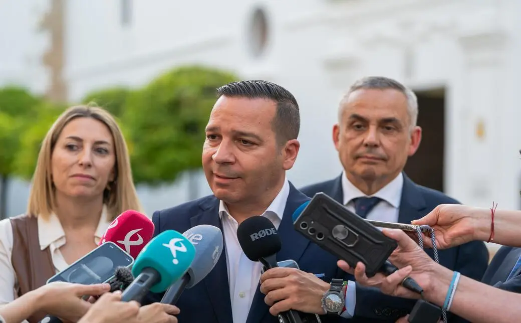 FOTOGRAFÍA. MÉRIDA (EXTREMADURA) ESPAÑA, 16 DE ABRIL DE 2026. El candidato electo de VOX, Oscar Fernández Calle (2 d); y la candidata del PP a la reelección y presidente del Gobierno de la Junta de Extremadura en funciones, María Guardiola Martín (2 i); junto al exsenador y diputado en Asamblea de Extremadura, Ángel Pelayo Gordillo (d); han celebrado hoy frente al Parlamento autonómico de Extremadura (Asamblea de Extremadura) para anunciar el Acuerdo de Gobierno de coalición VOX y PP para los próximos 4 años. Lasvocesdelpueblo (Ñ Pueblo)
