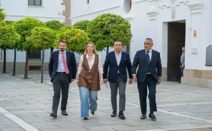 FOTOGRAFÍA. MÉRIDA (EXTREMADURA) ESPAÑA, 16 DE ABRIL DE 2026. El candidato electo de VOX, Oscar Fernández Calle (2 d); y la candidata del PP a la reelección y presidente del Gobierno de la Junta de Extremadura en funciones, María Guardiola Martín (2 i); junto al exsenador y diputado en Asamblea de Extremadura, Ángel Pelayo Gordillo (d); han celebrado hoy frente al Parlamento autonómico de Extremadura (Asamblea de Extremadura) para anunciar el Acuerdo de Gobierno de coalición VOX y PP para los próximos 4 años. Lasvocesdelpueblo (Ñ Pueblo)