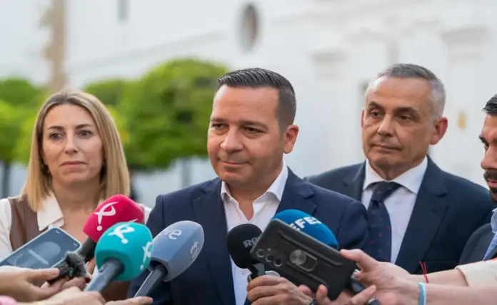 FOTOGRAFÍA. MÉRIDA (EXTREMADURA) ESPAÑA, 16 DE ABRIL DE 2026. El candidato electo de VOX, Oscar Fernández Calle (2 d); y la candidata del PP a la reelección y presidente del Gobierno de la Junta de Extremadura en funciones, María Guardiola Martín (2 i); junto al exsenador y diputado en Asamblea de Extremadura, Ángel Pelayo Gordillo (d); han celebrado hoy frente al Parlamento autonómico de Extremadura (Asamblea de Extremadura) para anunciar el Acuerdo de Gobierno de coalición VOX y PP para los próximos 4 años. Lasvocesdelpueblo (Ñ Pueblo)