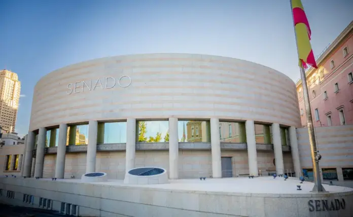 FOTOGRAFÍA. MADRID (ESPAÑA), 29 DE ABRIL DE 2026. Texto Moción VOX relativa a promover la ilegalización de Euskal Herria Bildu (EH Bildu). Detalle d ela fachada de Senado español, la Cámara Alta de España. Lasvocesdelpueblo (Ñ Pueblo)