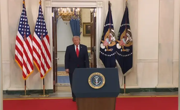 FOTOGRAFÍA. WASHINGTON (ESTADOS UNIDOS DE AMÉRICA), 01 DE ABRIL DE 2026. Esta noche, en un discurso a la nación en horario estelar -hora Washington y 3:00 horas, hora Madrid-, el presidente de United States of America (USA), Donald John Trump, ha ofrecido una actualización sobre la campaña militar conjunta entre los Estados Unidos de América (EEUU) e Israel contra el programa nuclear e industria de misiles balísticos y drones kamikazes del régimen terrorista de los ayatolás en la Persia invadida desde hace 47 años por parte de la alianza islamismo-comunismo, bautizada Operación Furia Épica (Operation Epic Fury)-Operación León Rugiente (Operation Roaring Lion), respectivamente. Lasvocesdelpueblo (Ñ Pueblo)