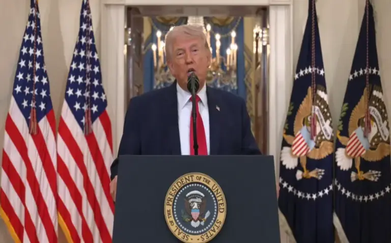 FOTOGRAFÍA. WASHINGTON (ESTADOS UNIDOS DE AMÉRICA), 01 DE ABRIL DE 2026. Discurso de Trump: La guerra continuará en Irán hasta que se cumplan los objetivos. Esta noche, en un discurso a la nación en horario estelar -hora Washington y 3:00 horas, hora Madrid-, el presidente de United States of America (USA), Donald John Trump, ha ofrecido una actualización sobre la campaña militar conjunta entre los Estados Unidos de América (EEUU) e Israel contra el programa nuclear e industria de misiles balísticos y drones kamikazes del régimen terrorista de los ayatolás en la Persia invadida desde hace 47 años por parte de la alianza islamismo-comunismo, bautizada Operación Furia Épica (Operation Epic Fury)-Operación León Rugiente (Operation Roaring Lion), respectivamente. Lasvocesdelpueblo (Ñ Pueblo)