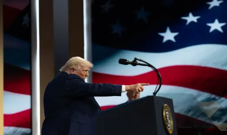 FOTOGRAFÍA. MIAMI (ESTADO DE FLORIDA) ESTADOS UNIDOS DE AMÉRICA, 28  DE MARZO DE 2026. Trump advierte a los malditos bastardos de Irán de un infierno el martes. Trump garantiza cargo importante a su amiga leal Pam Bondi. El presidente de los Estados Unidos de América (EEUU), Donald John Trump, pronuncia un discurso en la Cumbre F11 PRIORITY en el Foro Faena este sábado 28 de marzo en Miami, Estado de Florida (EEUU). Lasvocesdelpueblo (Ñ Pueblo)
