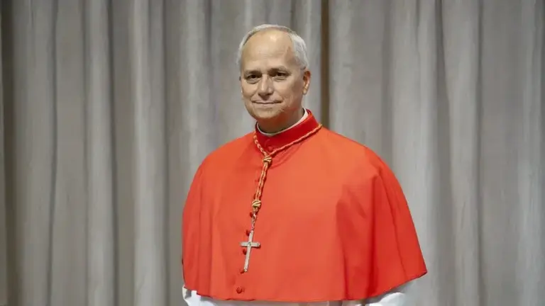 FOTOGRAFÍA. CIUDAD DEL VATICANO (EL VATICANO), 08 DE MAYO DE 2025. Trump no quiere un León XIV que apoye a los ayatolás y armas nucleares de Irán. El cardenal Robert Francis Prevost es el nuevo Sucesor de Pedro, quien ha tomado el nombre de "León XIV". En el segundo día del Cónclave 2025, este jueves 8 de mayo de 2025 a las 18:07, la fumata blanca desde la chimenea de la Capilla Sixtina anuncia al mundo que ha sido elegido al 267º Sucesor de Pedro. Lasvocesdelpueblo (Ñ Pueblo)