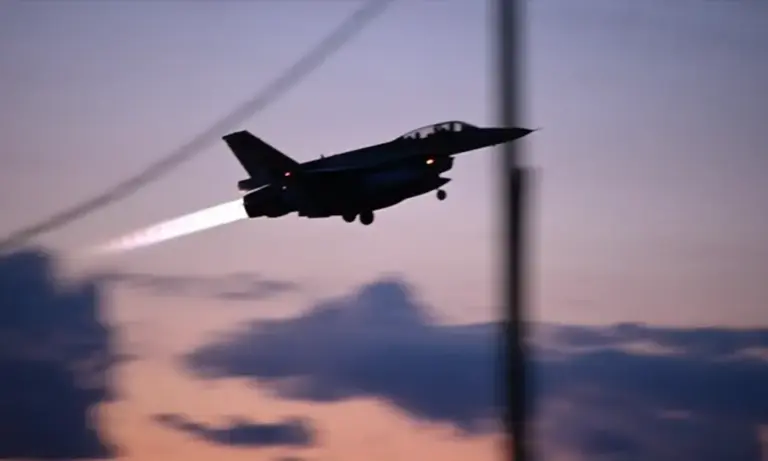 FOTOGRAFÍA. CIELOS DEL ORIENTE MEDIO. Ataque masivo de Israel contra aeropuertos de Teherán (Irán). Un avión de combate de la Fuerza Aérea de Israel (FAI) del Ejército israelí, Tzáhal, es registrado durante su despegue desde una base militar de la Tierra Santa, en el Día 38 de la campaña militar de Washington y Jerusalén contra el programa nuclear, la industria de misiles balísticos y drones kamikazes del régimen terrorista de los ayatolás en la Persia invadida por la alianza islamismo-comunismo, bautizada Operación Furia Épica (Operation Epic Fury)-Operación León Rugiente (Operation Roaring Lion). Lasvocesdelpueblo (Ñ Pueblo)