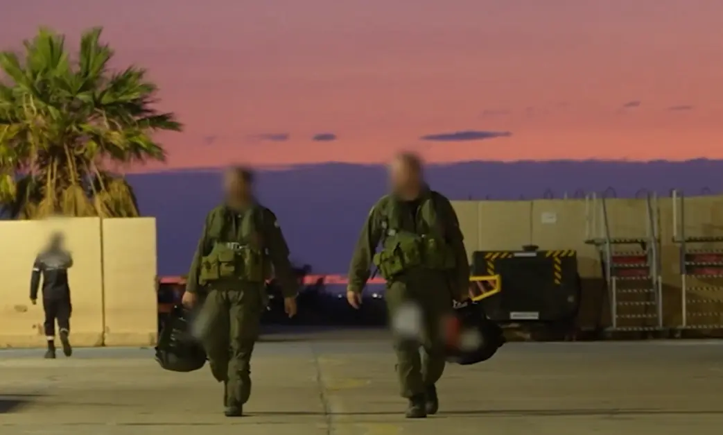 FOTOGRAFÍA. CIELOS DEL ORIENTE MEDIO. Ataque masivo de Israel contra aeropuertos de Teherán (Irán). Dos pilotos de avión de combate de la Fuerza Aérea de Israel (FAI) del Ejército israelí, Tzáhal, es registrado durante antes del despegue desde una base militar de la Tierra Santa, en el Día 38 de la campaña militar de Washington y Jerusalén contra el programa nuclear, la industria de misiles balísticos y drones kamikazes del régimen terrorista de los ayatolás en la Persia invadida por la alianza islamismo-comunismo, bautizada Operación Furia Épica (Operation Epic Fury)-Operación León Rugiente (Operation Roaring Lion). Lasvocesdelpueblo (Ñ Pueblo)