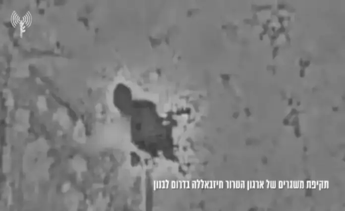 FOTOGRAFÍA. SUR DEL LÍBANO (LÍBANO), 24 DE ABRIL DE 2026. Tzáhal ataca amenaza real de Hezbolá en Deir al-Zahrani, Kafr Remane y Saemiya (Líbano). En la imagen momento de un impacto de un misil israelí contra una plataforma de lanzamiento de cohetes y misiles de los terroristas islamofascistas del Hezbolá. "En tres regiones del sur de Líbano: el Ejército de Defensa de Israel atacó esta noche plataformas de lanzamiento pertenecientes a la organización terrorista Hezbolá", informan las Fuerzas de Defensa de Israel (FDI) del Ejército Israelí Tzáhal este sábado, 25 de abril de 2026. Lasvocesdelpueblo (Ñ Pueblo)
