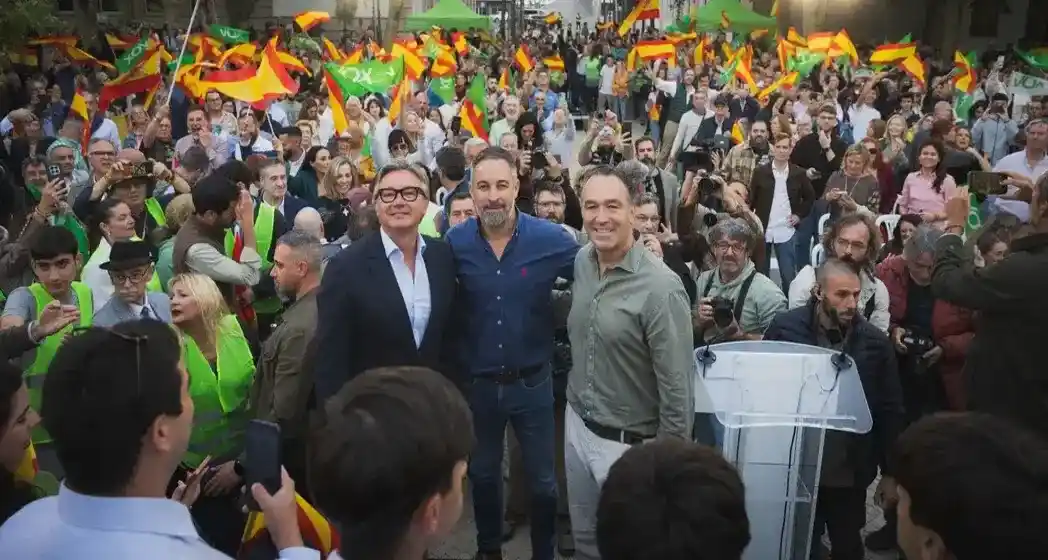 FOTOGRAFÍA. CÁDIZ (ANDALUCÍA) ESPAÑA, 24 DE ABRIL DE 2026. Encuesta poca creíble del CIS otorga a VOX entre 8 escaños en Andalucía. Esta tarde VOX ha realizado un acto de precampaña del 17M Elecciones Andalucía en Cádiz, a pesar de las convocatorias de grupos nacionalsocialistas de extrema izquierda, con la presencia del presidente del partido, Santiago Abascal Conde; y los candidatos de la provincia con los que concurrirá a las elecciones al Parlamento de Andalucía, Manuel Gavira Florentino; cabeza de lista por la provincia y candidato a la presidencia de Andalucía, Noelia María Campos, Salvador Pineda, entre otros. Lasvocesdelpueblo (Ñ Pueblo)