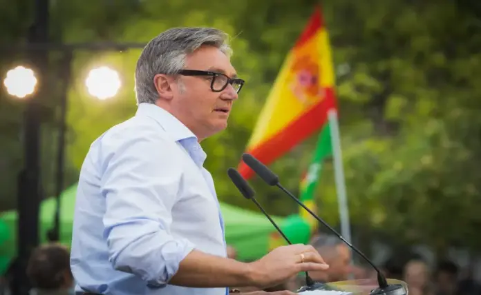FOTOGRAFÍA. CÁDIZ (ANDALUCÍA) ESPAÑA, 24 DE ABRIL DE 2026. Encuesta poca creíble del CIS otorga a VOX entre 8 escaños en Andalucía. Esta tarde VOX ha realizado un acto de precampaña del 17M Elecciones Andalucía en Cádiz, a pesar de las convocatorias de grupos nacionalsocialistas de extrema izquierda, con la presencia del presidente del partido, Santiago Abascal Conde; y los candidatos de la provincia con los que concurrirá a las elecciones al Parlamento de Andalucía, Manuel Gavira Florentino; cabeza de lista por la provincia y candidato a la presidencia de Andalucía, Noelia María Campos, Salvador Pineda, entre otros. Lasvocesdelpueblo (Ñ Pueblo)