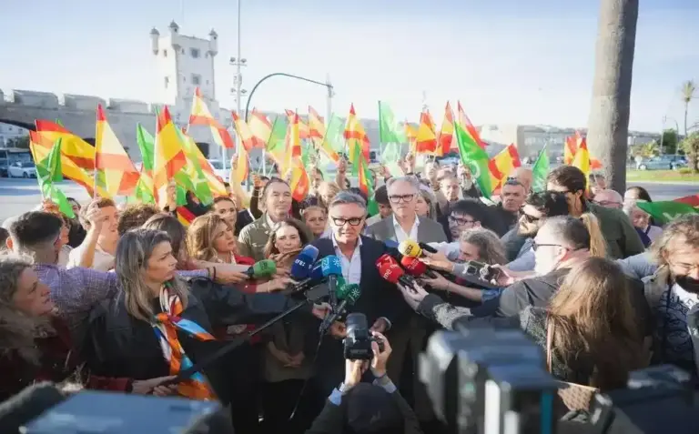 FOTOGRAFÍA. CÁDIZ (ANDALUCÍA) ESPAÑA, 30 DE ABRIL DE 2026. Gavira: Nos presentamos para cambiar el rumbo y llevar el sentido común a Andalucía. El candidato de VOX a la Presidencia de la Junta de Andalucía, Manuel Gavira Florentino, participa esta tarde en un acto simbólico de inicio de campaña electoral del 17M Elecciones Andalucía en Cádiz, con la presencia del presidente de VOX en la provincia de Cádiz, Ramón Aumesquet; la candidata número 2, Noelia Campos; y el candidato número 3 de la misma lista, Salvador Pineda. Lasvocesdelpueblo (Ñ Pueblo)