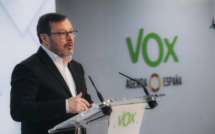 FOTOGRAFÍA. MADRID (COMUNIDAD DE MADRID) ESPAÑA, 06 DE ABRIL DE 2026. Los Juicios Koldo y Kitchen evidencian el bochorno del PP y PSOE. El portavoz nacional de VOX y presidente del Comité Ejecutivo Provincial (CEP) de VOX en la provincia de Madrid, José Antonio Fúster Lamelas, registrado este lunes, 6 de abril de 2026, durante una rueda de prensa en la sede nacional del partido de los obreros de España, en calle Bambú 12 de Madrid. Lasvocesdelpueblo (Ñ pueblo)