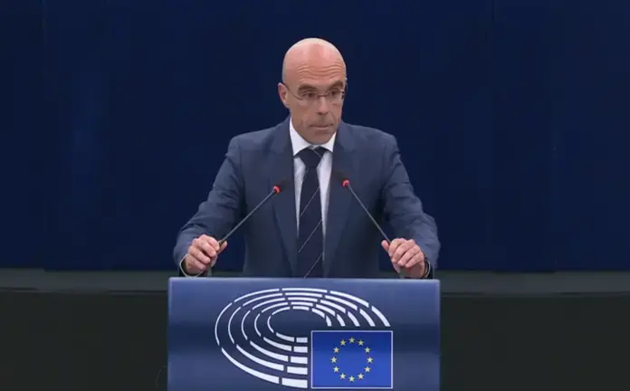 FOTOGRAFÍA. ESTRASBURGO (FRANCIA), 27 DE ABRIL DE 2026. Buxadé: Penas más altas, cárceles más duras y deportación inmediata de delincuentes extranjeros. El jefe de la delegación de VOX en el Parlamento Europeo, Jorge Buxadé Villalba, registrado este lunes, 27 de abril de 2026, durante su intervención en un Pleno de la Eurocámara en Estrasburgo (Francia). Lasvocesdelpueblo (Ñ Pueblo)