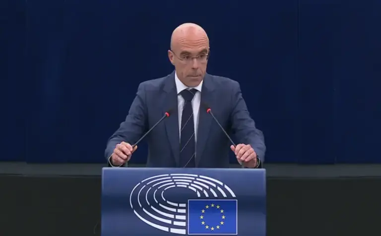 FOTOGRAFÍA. ESTRASBURGO (FRANCIA), 27 DE ABRIL DE 2026. Buxadé: Penas más altas, cárceles más duras y deportación inmediata de delincuentes extranjeros. El jefe de la delegación de VOX en el Parlamento Europeo, Jorge Buxadé Villalba, registrado este lunes, 27 de abril de 2026, durante su intervención en un Pleno de la Eurocámara en Estrasburgo (Francia). Lasvocesdelpueblo (Ñ Pueblo)