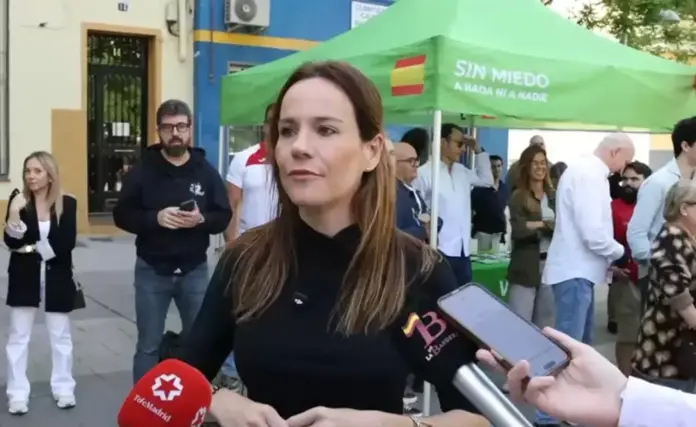 FOTOGRAFÍA. VALLECAS (COMUNIDAD DE MADRID) ESPAÑA, 26 DE ABRIL DE 2026. VOX a Ayuso ante asesinatos en Vallecas: Prioridad nacional, reinmigración y expulsión de criminales extranjeros. La portavoz de VOX en la Asamblea de Madrid y portavoz nacional de Agenda España, Isabel La Buena (Isabel Pérez Moniño-Aranda), vista Vallecas ante la creciente violencia vinculada a la inmigración masiva y descontrolada. Lasvocesdelpueblo (Ñ Pueblo)