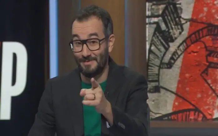 VOX celebra la orden de detención contra bufón separatista Jair Domínguez Torregrosa FOTOGRAFÍA. BARCELONA (CATALUÑA) ESPAÑA, 10 DE NOVIEMBRE DE 2021. VOX celebra la orden de detención contra bufón separatista Jair Domínguez Torregrosa. La Audiencia Provincial ordena continuar el procedimiento penal contra el ultra separatista colaborador de radio pública de Cataluña, Cataluña Radio, Jair Domínguez, por rechazar el éxito electoral de VOX del 14F en Cataluña y llamar a salir combatir a los más centenares de miles de catalanes votantes de VOX a "puñetazo sin media tinta". Imagen VOX/Lasvocesdelpueblo (Ñ Pueblo)