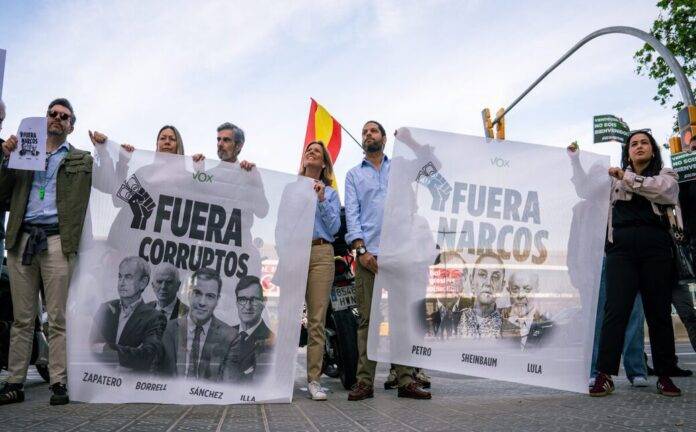 FOTOGRAFÍA. SANTS MONTJUIC (BARCELONA) CATALUÑA (ESPAÑA), 18 DE ABRIL DE 2026. VOX exige a Sheinbaum que deje de inundar España de drogas y muerte. VOX ha denunciado que Barcelona ya se ha convertido en la capital de la "izquierda criminal, con el aval del Gobierno de España" de Pedro Sánchez Pérez-Castejón (Partido Socialista, PSOE), durante una protesta en la Puerta de la Fira Gran Via, Hall 8 (Carrer de l'Alumini, s/n, Sants-Montjuïc, 08908, Barcelona, Spain) contra la celebración de la llamada "Global Progressive Mobilisation" de la Internacional Socialista, que presidente el socialista español Pedro Sánchez Pérez-Castejón. Entre los miembros de VOX, estuvieron presentes: el secretario general de VOX, Ignacio Garriga Vaz de Conceiçao; el Presidente del Grupo Municipal en el Ayuntamiento de Barcelona, Gonzalo de Oro-Pulido Plaza; el presidente del Comité Ejecutivo Provincial de VOX en Barcelona y portavoz parlamentario en Cataluña, Joan garriga Doménech; la portavoz nacional de Sanidad de VOX y diputada por Barcelona al Parlamento de Cataluña, María Elisa García Fuster; el diputado por Barcelona al Parlamento de Cataluña, Manuel Jesús Acosta Elías (Manuel Acosta); entre otros. Lasvocesdlepueblo (Ñ pueblo)