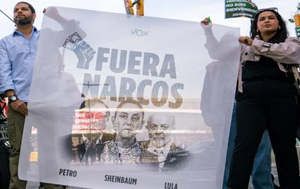 FOTOGRAFÍA. SANTS MONTJUIC (BARCELONA) CATALUÑA (ESPAÑA), 18 DE ABRIL DE 2026. VOX exige a Sheinbaum que deje de inundar España de drogas y muerte. VOX ha denunciado que Barcelona ya se ha convertido en la capital de la "izquierda criminal, con el aval del Gobierno de España" de Pedro Sánchez Pérez-Castejón (Partido Socialista, PSOE), durante una protesta en la Puerta de la Fira Gran Via, Hall 8 (Carrer de l'Alumini, s/n, Sants-Montjuïc, 08908, Barcelona, Spain) contra la celebración de la llamada "Global Progressive Mobilisation" de la Internacional Socialista, que presidente el socialista español Pedro Sánchez Pérez-Castejón. Entre los miembros de VOX, estuvieron presentes: el secretario general de VOX, Ignacio Garriga Vaz de Conceiçao; el Presidente del Grupo Municipal en el Ayuntamiento de Barcelona, Gonzalo de Oro-Pulido Plaza; el presidente del Comité Ejecutivo Provincial de VOX en Barcelona y portavoz parlamentario en Cataluña, Joan garriga Doménech; la portavoz nacional de Sanidad de VOX y diputada por Barcelona al Parlamento de Cataluña, María Elisa García Fuster; el diputado por Barcelona al Parlamento de Cataluña, Manuel Jesús Acosta Elías (Manuel Acosta); entre otros. Lasvocesdlepueblo (Ñ pueblo)