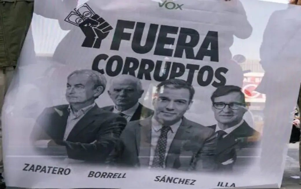 FOTOGRAFÍA. SANTS MONTJUIC (BARCELONA) CATALUÑA (ESPAÑA), 18 DE ABRIL DE 2026. VOX exige a Sheinbaum que deje de inundar España de drogas y muerte. VOX ha denunciado que Barcelona ya se ha convertido en la capital de la "izquierda criminal, con el aval del Gobierno de España" de Pedro Sánchez Pérez-Castejón (Partido Socialista, PSOE), durante una protesta en la Puerta de la Fira Gran Via, Hall 8 (Carrer de l'Alumini, s/n, Sants-Montjuïc, 08908, Barcelona, Spain) contra la celebración de la llamada "Global Progressive Mobilisation" de la Internacional Socialista, que presidente el socialista español Pedro Sánchez Pérez-Castejón. Entre los miembros de VOX, estuvieron presentes: el secretario general de VOX, Ignacio Garriga Vaz de Conceiçao; el Presidente del Grupo Municipal en el Ayuntamiento de Barcelona, Gonzalo de Oro-Pulido Plaza; el presidente del Comité Ejecutivo Provincial de VOX en Barcelona y portavoz parlamentario en Cataluña, Joan garriga Doménech; la portavoz nacional de Sanidad de VOX y diputada por Barcelona al Parlamento de Cataluña, María Elisa García Fuster; el diputado por Barcelona al Parlamento de Cataluña, Manuel Jesús Acosta Elías (Manuel Acosta); entre otros. Lasvocesdlepueblo (Ñ pueblo)