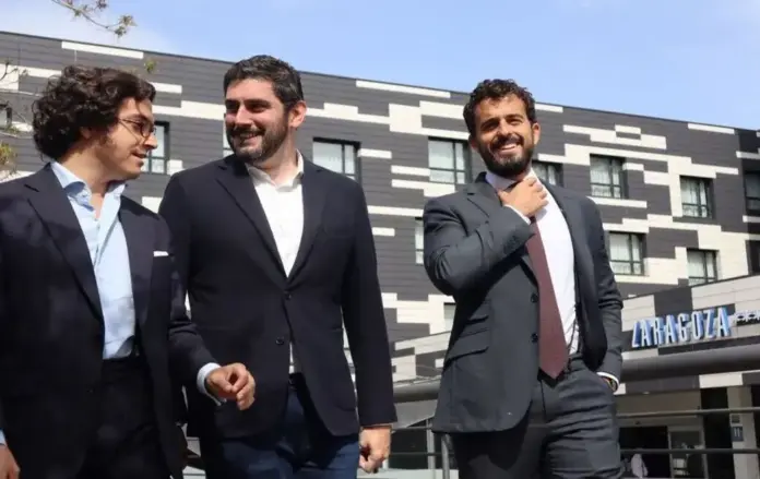 VOX ve en Aragón voluntad de acuerdo y pide a Génova no poner palos en la rueda ni zancadillas, Carlos Hernández Quero, Alejandro Nolasco Asensi, José María Figaredo (1) FOTOGRAFÍA. ZARAGOZA (ARAGÓN) ESPAÑA, 08 DE ABRIL DE 2026. VOX ve en Aragón "voluntad de acuerdo" y pide a Génova "no poner palos en la rueda ni zancadillas". El equipo de negociadores de VOX: el portavoz de VOX en las Cortes de Aragón, Alejandro Nolasco Asensi (c); la secretaria general adjunta de VOX, Montserrat Lluís Serret; el portavoz nacional de Vivienda, Carlos Hernández Quero (d); y el secretario general de VOX en el Congreso de los Diputados y portavoz nacional de Economía y Desregulación, José María Figaredo Álvarez-Sala (José María Figaredo) (i); se reúne con el equipo de negociadores del PP Aragón. Lasvocesdelpueblo (Ñ Pueblo)