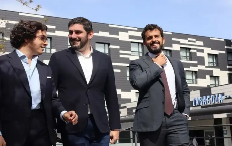 FOTOGRAFÍA. ZARAGOZA (ARAGÓN) ESPAÑA, 08 DE ABRIL DE 2026. VOX ve en Aragón "voluntad de acuerdo" y pide a Génova "no poner palos en la rueda ni zancadillas". El equipo de negociadores de VOX: el portavoz de VOX en las Cortes de Aragón, Alejandro Nolasco Asensi (c); la secretaria general adjunta de VOX, Montserrat Lluís Serret; el portavoz nacional de Vivienda, Carlos Hernández Quero (d); y el secretario general de VOX en el Congreso de los Diputados y portavoz nacional de Economía y Desregulación, José María Figaredo Álvarez-Sala (José María Figaredo) (i); se reúne con el equipo de negociadores del PP Aragón. Lasvocesdelpueblo (Ñ Pueblo)