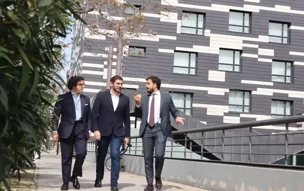 FOTOGRAFÍA. ZARAGOZA (ARAGÓN) ESPAÑA, 08 DE ABRIL DE 2026. VOX ve en Aragón "voluntad de acuerdo" y pide a Génova "no poner palos en la rueda ni zancadillas". El equipo de negociadores de VOX: el portavoz de VOX en las Cortes de Aragón, Alejandro Nolasco Asensi (c); la secretaria general adjunta de VOX, Montserrat Lluís Serret; el portavoz nacional de Vivienda, Carlos Hernández Quero (d); y el secretario general de VOX en el Congreso de los Diputados y portavoz nacional de Economía y Desregulación, José María Figaredo Álvarez-Sala (José María Figaredo) (i); se reúne con el equipo de negociadores del PP Aragón. Lasvocesdelpueblo (Ñ Pueblo)