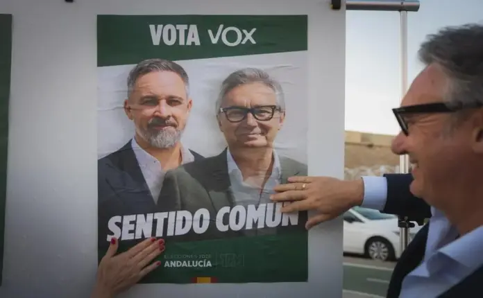 FOTOGRAFÍA. CÁDIZ (ANDALUCÍA) ESPAÑA, 30 DE ABRIL DE 2026. Vota VOX Sentido Común: Abascal y Gavira presiden el cartel oficial del 17M Andalucía. El candidato de VOX a la Presidencia de la Junta de Andalucía, Manuel Gavira Florentino, el primer gaditano que se presenta a las elecciones andaluzas por VOX, participó este jueves a la tradicional pegada de carteles del 17M Elecciones Andalucía que lucían el mensaje "Vota VOX Sentido Común". Lasvocesdelpueblo (Ñ Pueblo)
